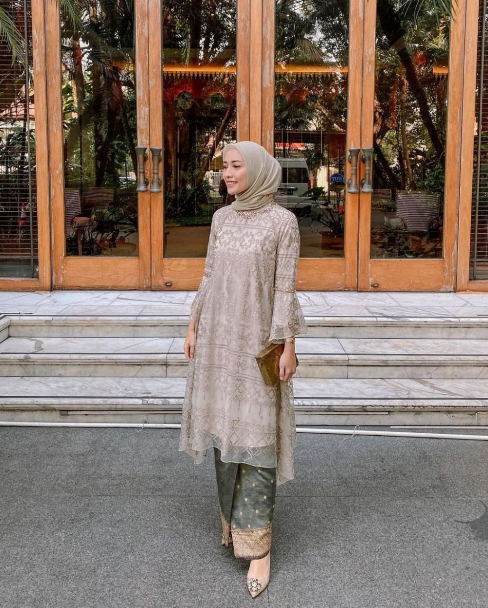 9 Inspirasi Padu Padan Tunik dan Rok ala Selebgram Hijab 