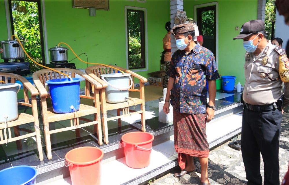 Gokil! Hand Sanitizer di Klungkung Bali Bisa Disemprot ke Wajah