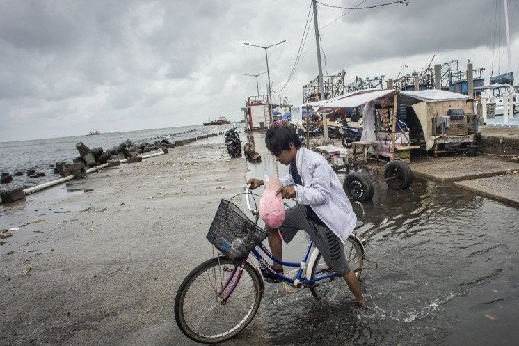 Banjir Rob 1,5 Meter Terjang Pulau Pasaran, Ganggu Mobilitas Warga