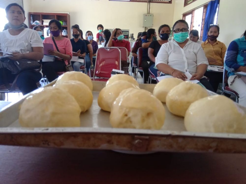 Ibu-ibu di Tabanan Dilatih Bikin Garlic Bread Nih, Modal Rp50 Ribu