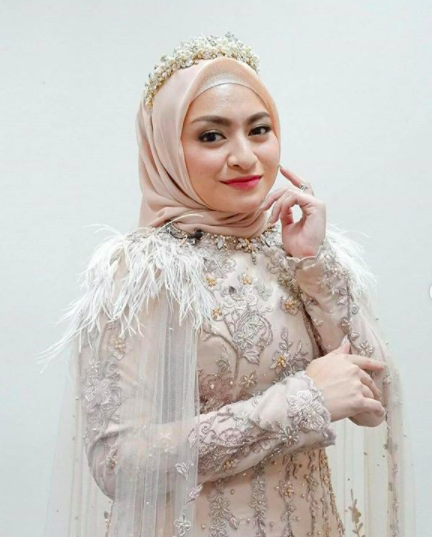 10 Potret Nathalie Holscher dengan Gaun Pengantin, Simpel dan Anggun