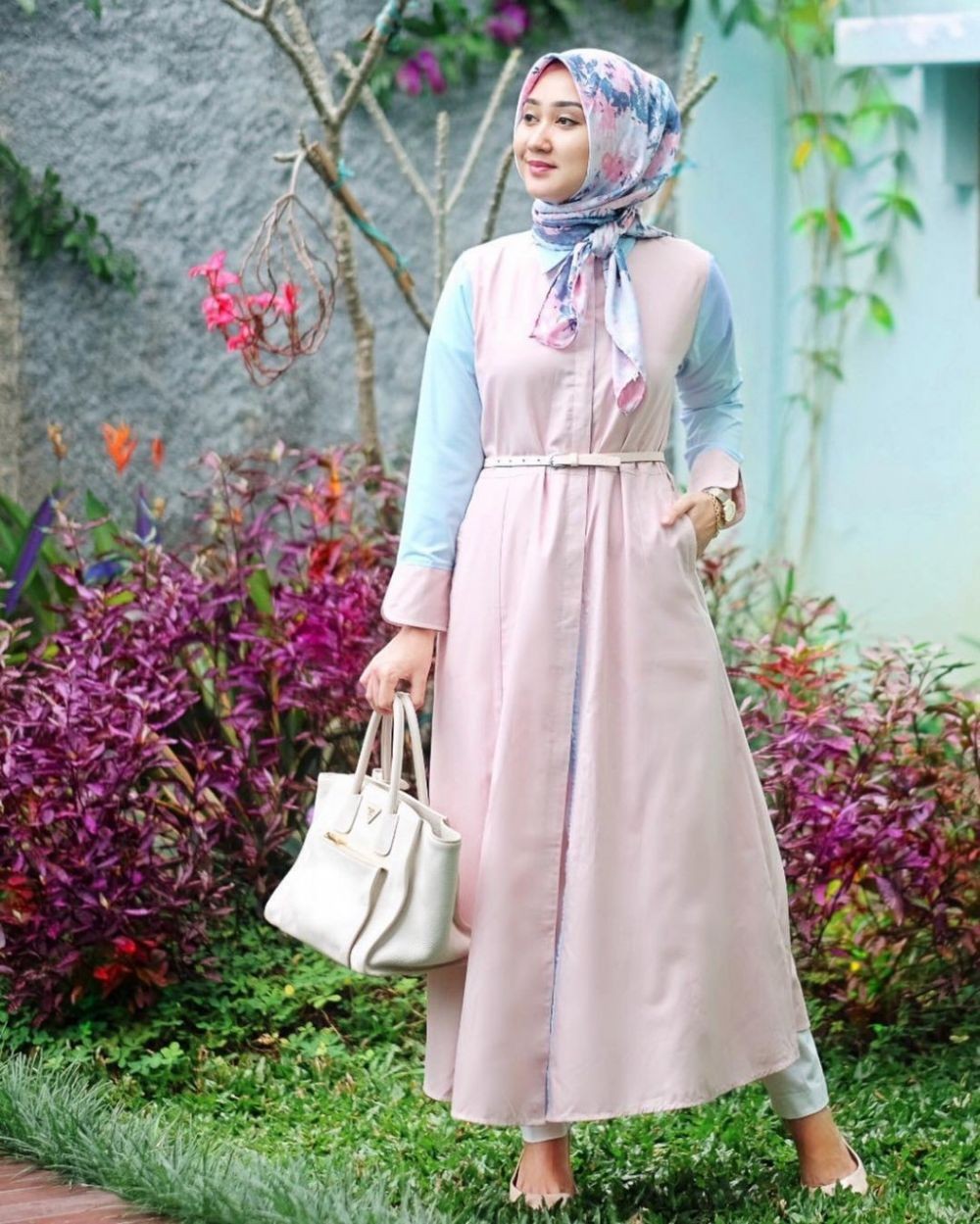 10 Padu Padan OOTD Warna Pastel ala Dian Pelangi, Panutan Hijabers