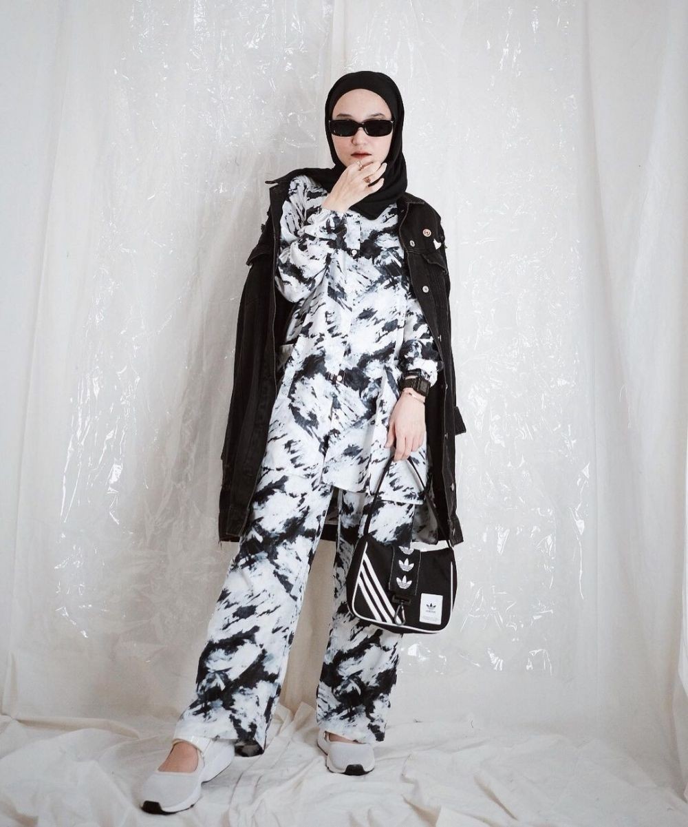 10 Inspirasi OOTD Pakaian Tie  Dye  untuk Hijabers Gayanya 