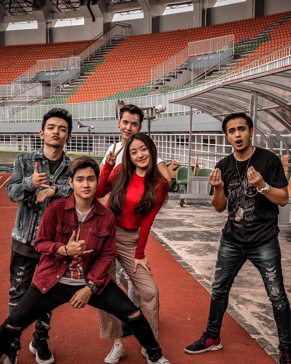 10 Potret Natasha Wilona-The Junas Monkey, Dekat di Balik Layar Juga!