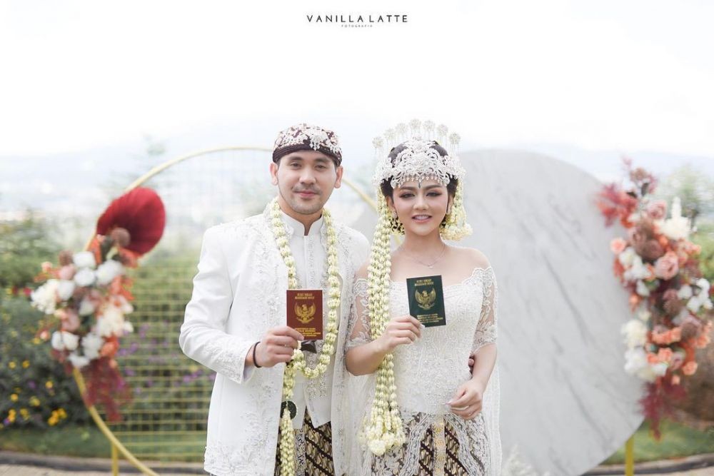 9 Potret Pedangdut Bareng Pasangan yang Romantis Abis