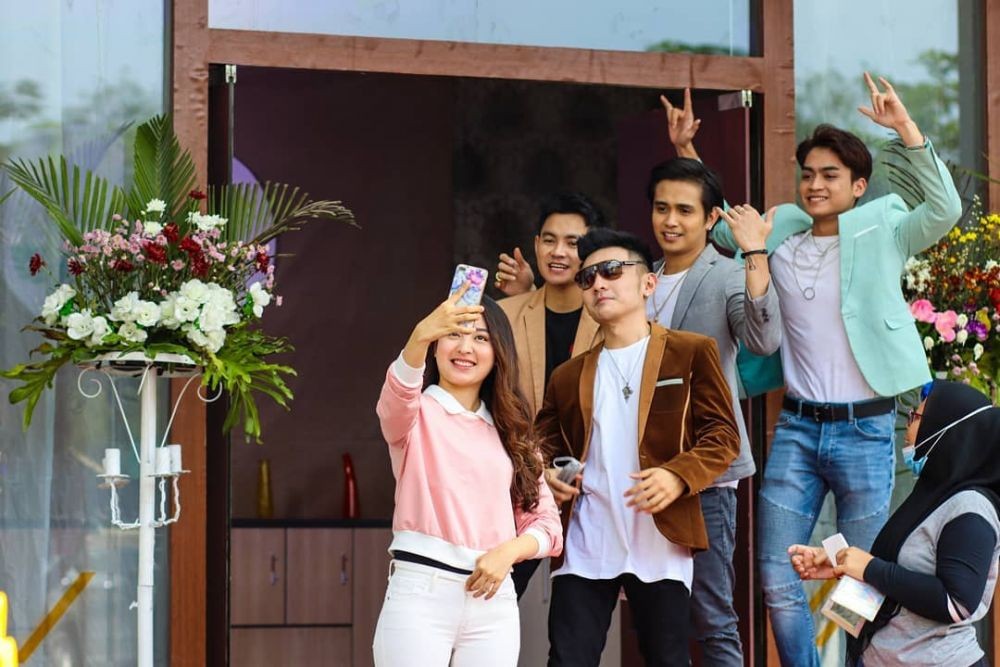 10 Potret Natasha Wilona-The Junas Monkey, Dekat di Balik Layar Juga!