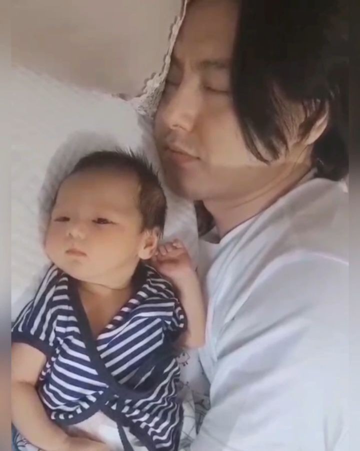 10 Gaya Roger Danuarta dan Ammar Zoni Saat Momong Anak, Kebapakan!