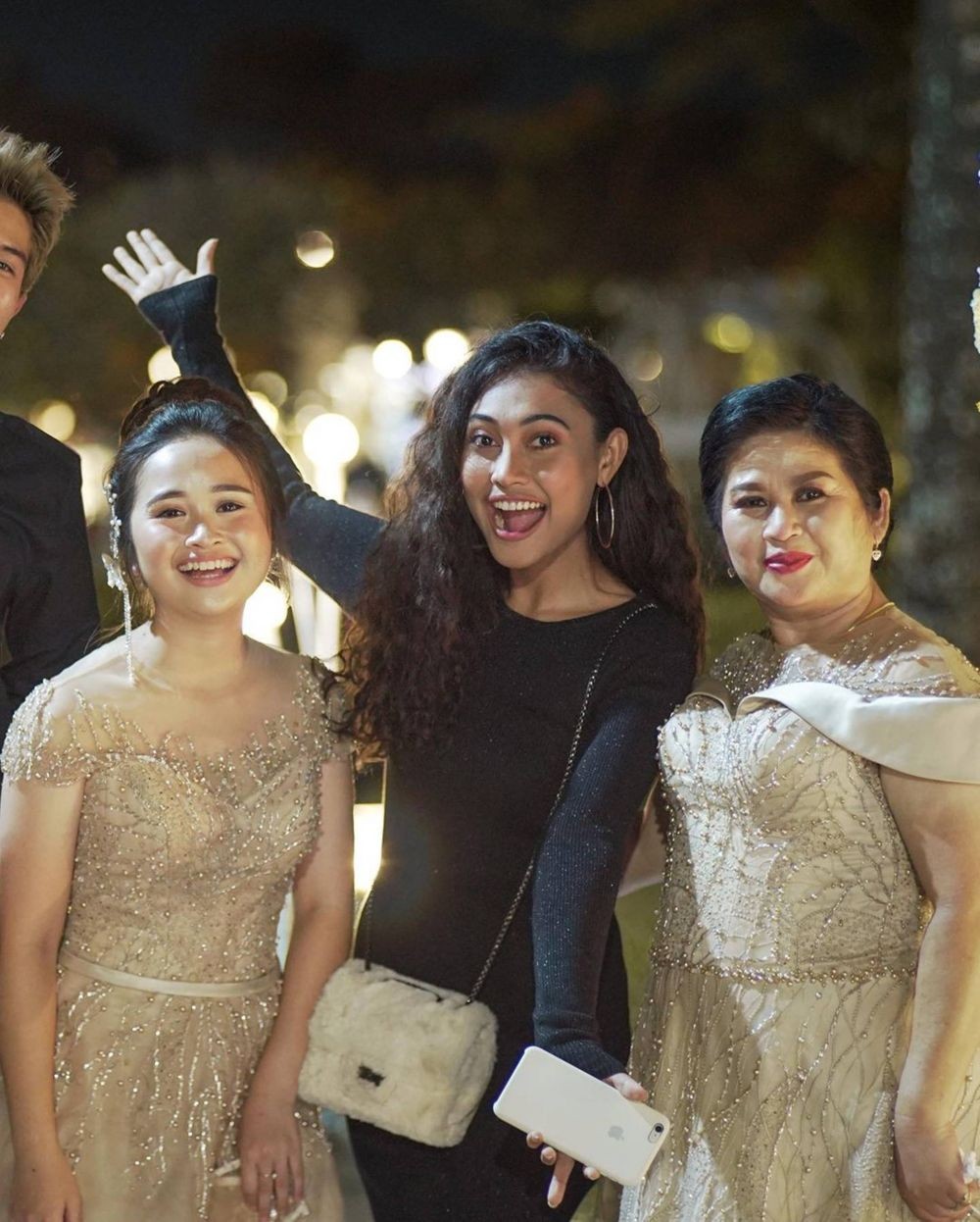 Anggun, 10 Potret Gritte Agatha dengan Dress di Pernikahan Kakak