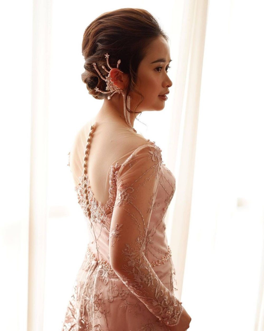 Anggun, 10 Potret Gritte Agatha dengan Dress di Pernikahan Kakak