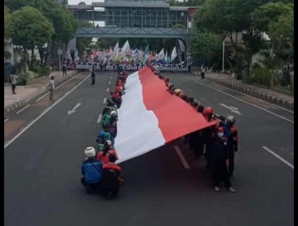 Demo Kenaikan UMP, Buruh dan Polisi Saling Blokade