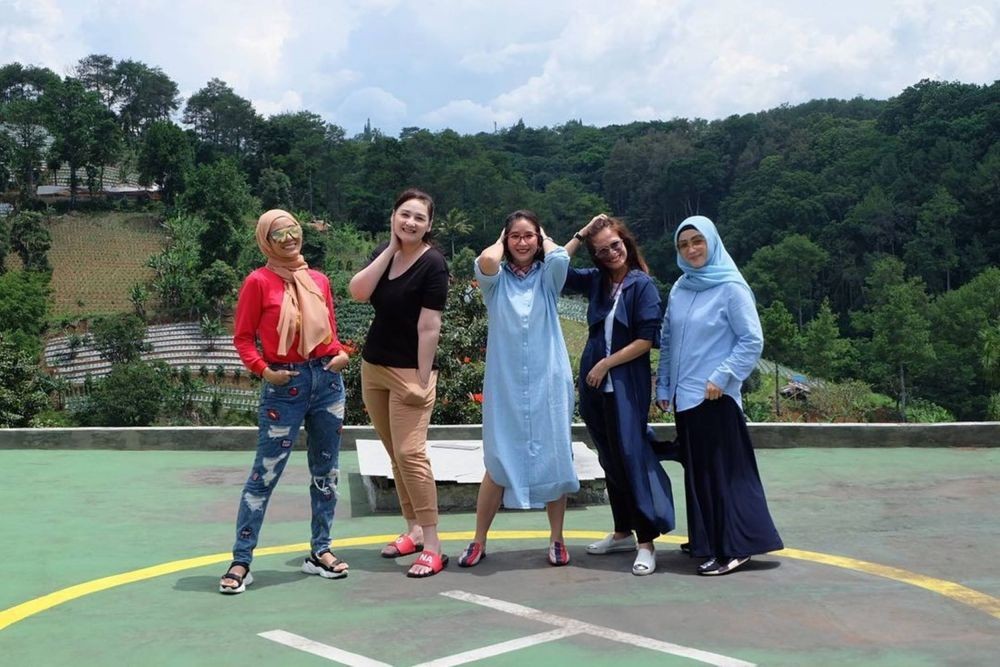Liburan di Lembang, 10 Momen Staycation Ersa Mayori dan Mona Ratuliu