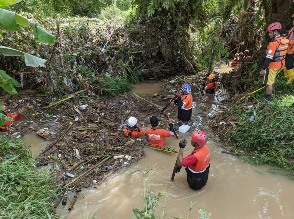 Boja Banjir Bandang, Bapak Anak Tergulung Arus, Ditemukan Masih Pakai Helm 