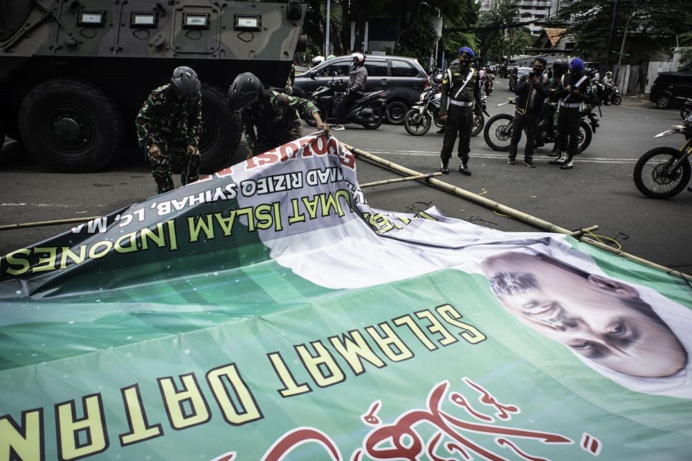 Baliho Rizieq Shihab di Makassar Dicopot dan Dikembalikan ke FPI 