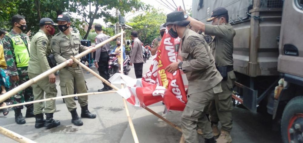Tiga Spanduk Rizieq Shihab di Semarang Dipereteli Petugas