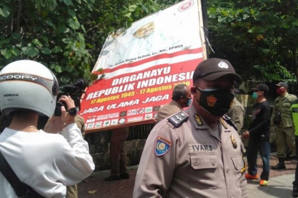 Tiga Spanduk Rizieq Shihab di Semarang Dipereteli Petugas