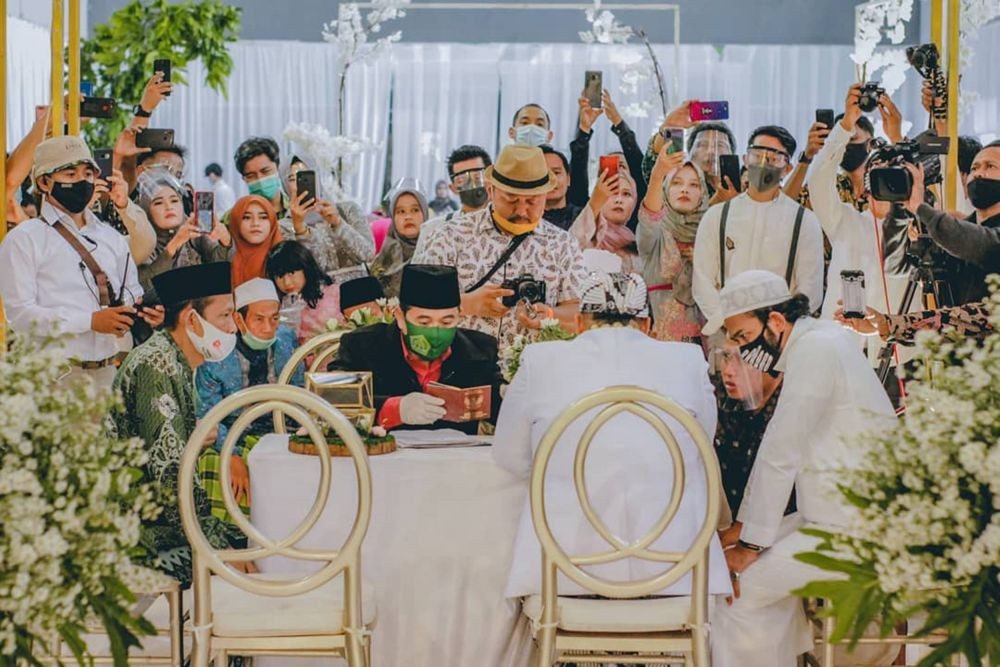 10 Momen Pernikahan Lolox Si Ucok Insya Allah Surga, Ada Cium Tangan