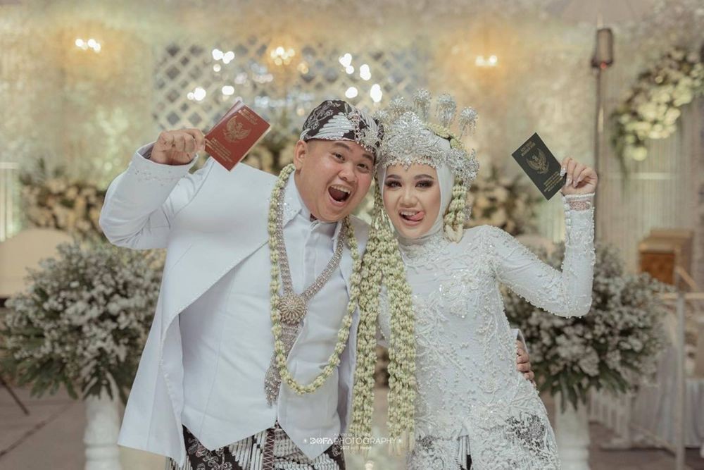 10 Momen Pernikahan Lolox Si Ucok Insya Allah Surga, Ada Cium Tangan