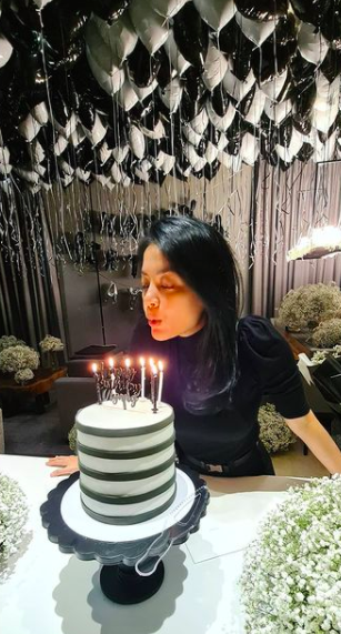 9 Momen Intim Lulu Tobing dan Suami Rayakan Ultah Bareng