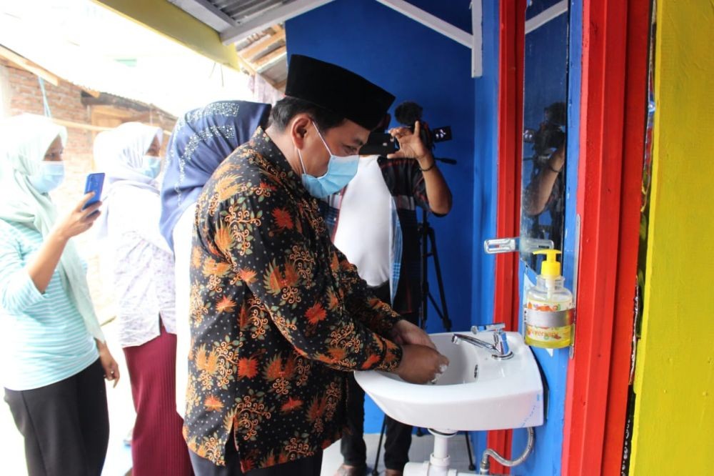 Kala Anak Muda Berkreasi Bikin Toilet Komunal Ramah Energi di Lampung