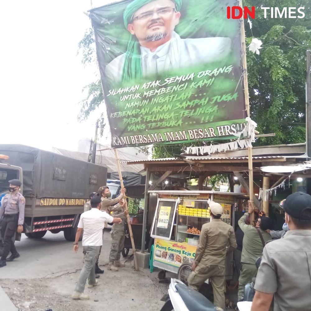 Ratusan Baliho Rizieq Shihab di  Tangerang Diturunkan Petugas