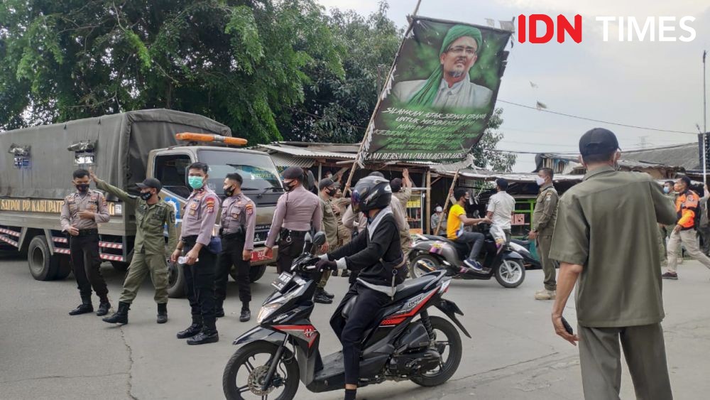 Ratusan Baliho Rizieq Shihab di  Tangerang Diturunkan Petugas