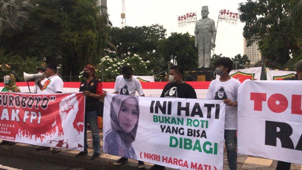 Tolak Rizieq, Pedemo di Surabaya Pasang Wajah Nikita Mirzani