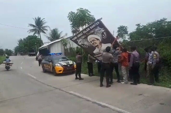 Petugas Gabungan di Serang Turunkan Baliho Rizieq Shihab