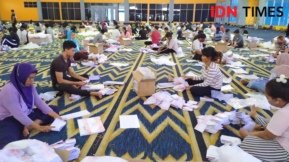 Rezeki saat Pandemik, Kerja Melipat Surat Suara Pilkada Makassar