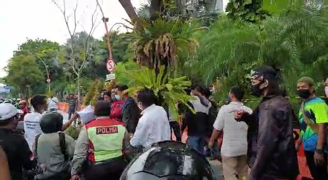 Spanduk Dicopoti, Aksi Tolak Rizieq di Surabaya Berujung Adu Jotos