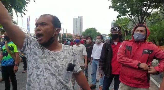 Spanduk Dicopoti, Aksi Tolak Rizieq di Surabaya Berujung Adu Jotos