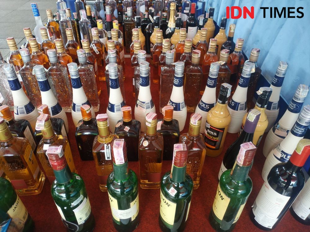 Geledah Truk, Polisi Temukan Ratusan Botol Minuman Keras