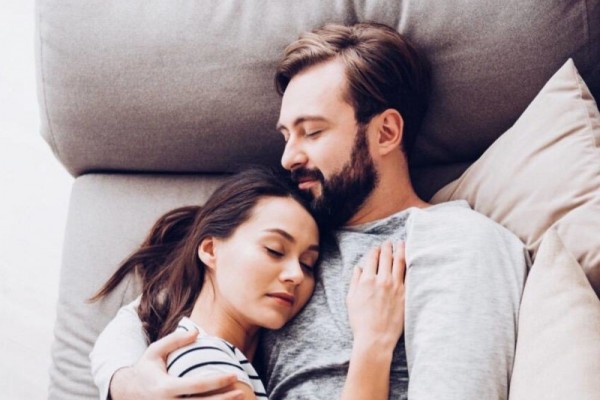 7 Posisi Cuddling Terbaik Dengan Pasangan 