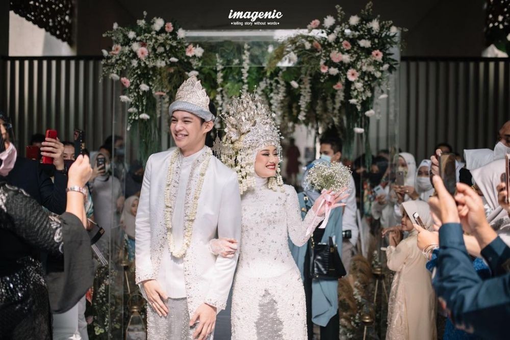 12 Artis Ini Bangga Kenakan Adat Palembang di Pernikahan, Impressive!