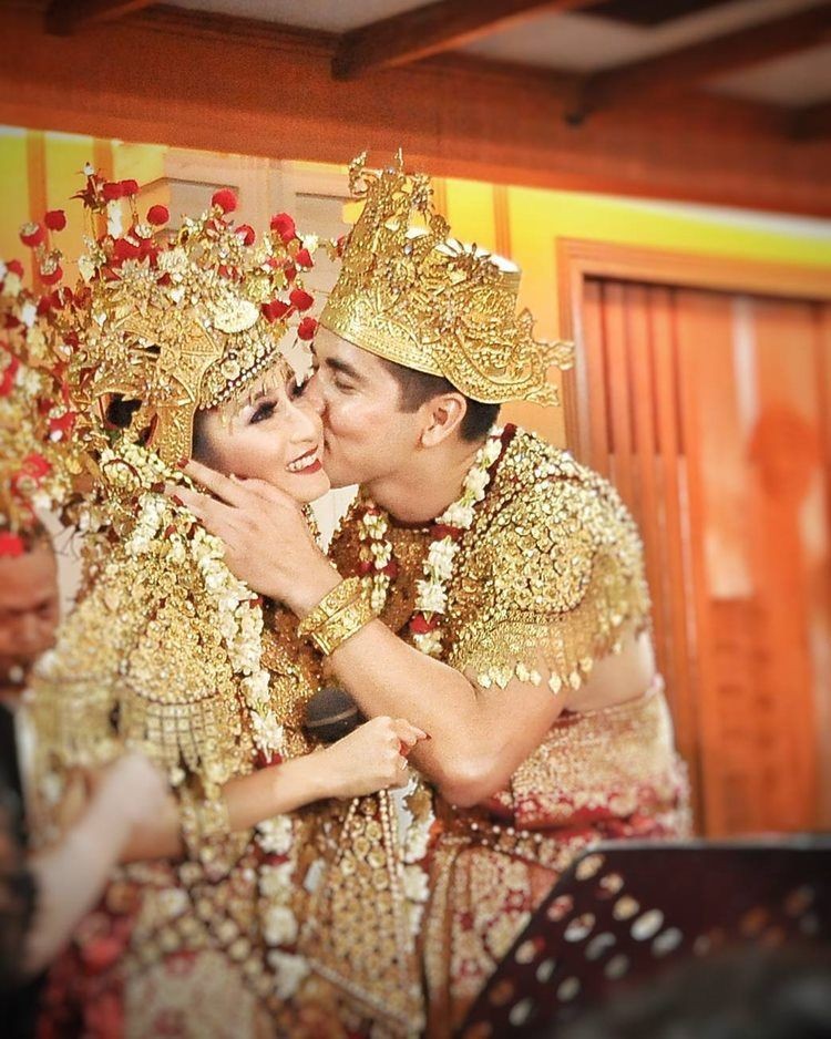 12 Artis Ini Bangga Kenakan Adat Palembang di Pernikahan, Impressive!