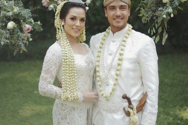 Tampil Anggun dan Mempesona, 10 Artis yang Menikah dengan Adat Sunda