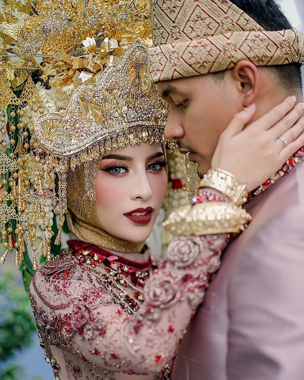 12 Artis Ini Bangga Kenakan Adat Palembang di Pernikahan, Impressive!