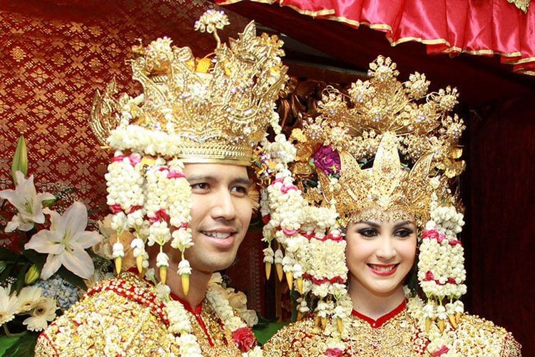 12 Artis Ini Bangga Kenakan Adat Palembang di Pernikahan, Impressive!