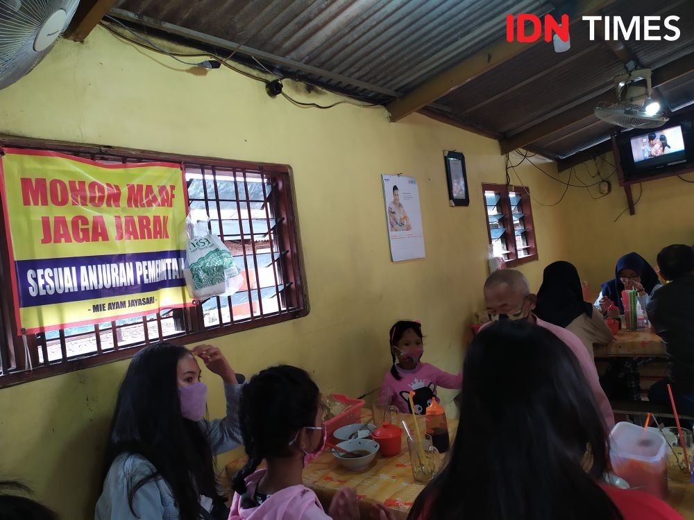 Makan Nikmat Cegah COVID-19 Ala Warung Bakso Jayasari Semarang
