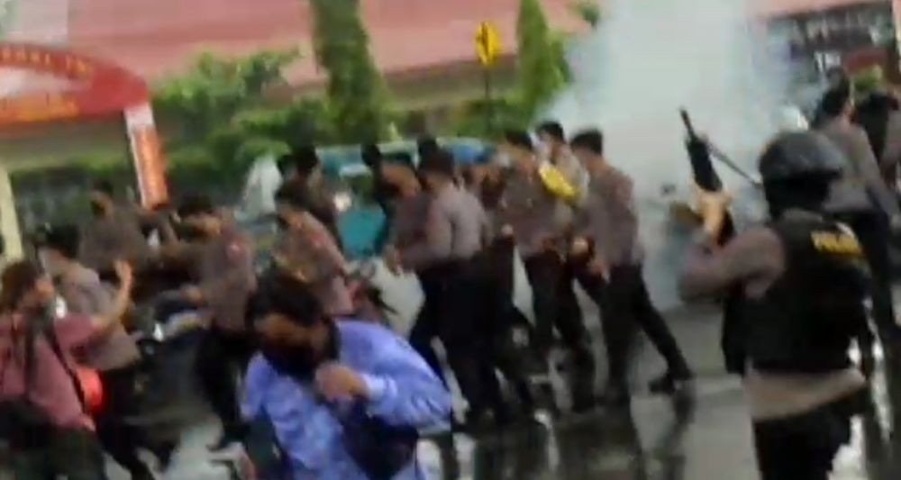 Demo Ricuh di Kantor KPU Sulsel, 6 Orang Ditangkap, 1 Polwan Kena Batu
