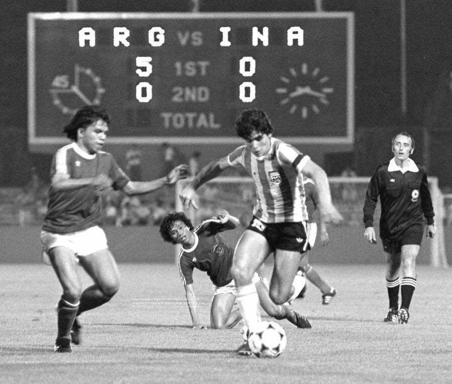 Agama Sepak Bola untuk Pemuja si Gol Tangan Tuhan Maradona 