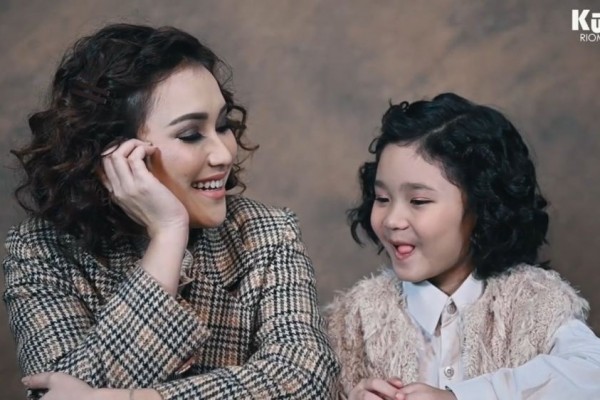 10 Kekompakan Ayu Ting Ting dan Bilqis, Anak Tunggal yang Tambah Gede
