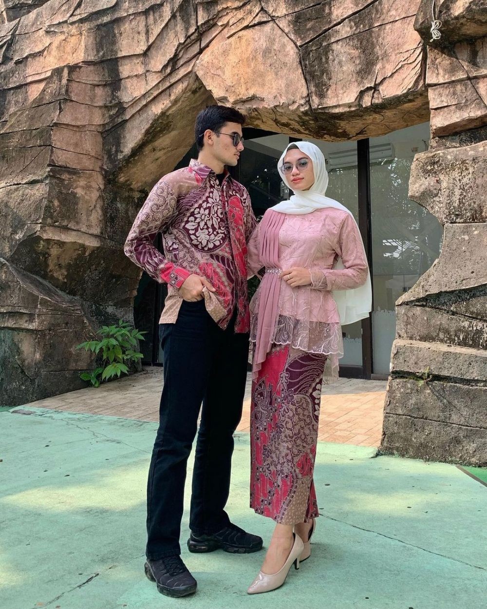 11 Inspirasi Ootd Couple Mengenakan Batik Modis Nan Romantis