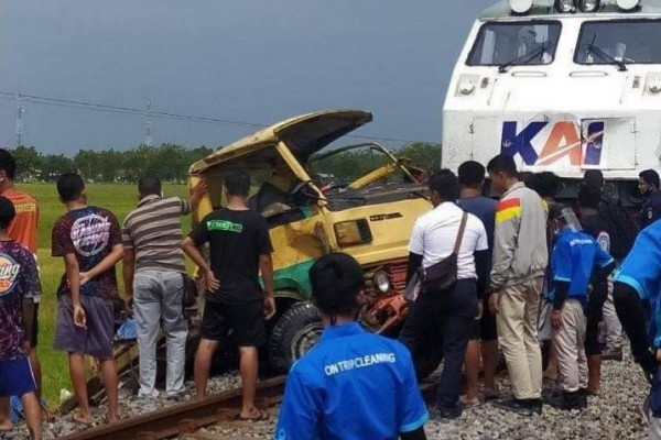 Truk Hancur Berkeping Ditabrak Kereta Api di Jombang, Dua Orang Tewas