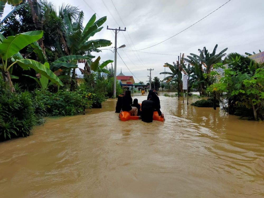 Banjir Tebing Tinggi Makin Meluas, Warga Menginap di Bawah Pohon