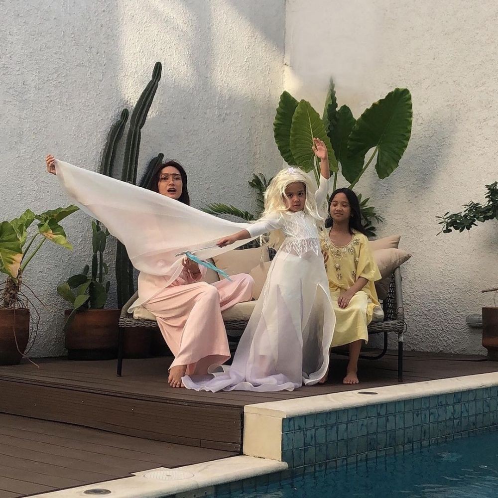 Intip 9 Potret Tanaman Artika Sari Dewi, Ada Petunia Lagi Berbunga