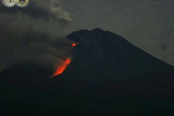 Meletus, Gunung Semeru Keluarkan Lava Dan Berstatus Waspada