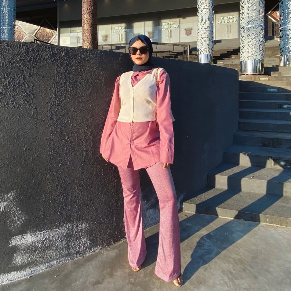 Bergaya Preppy Looks Inspirasi Padu Padan Rompi  Rajut  ala 