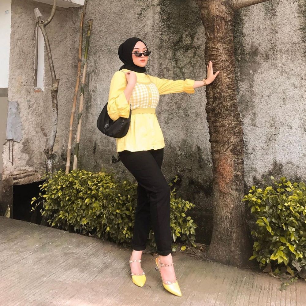 Bergaya Preppy Looks Inspirasi Padu Padan Rompi  Rajut  ala 