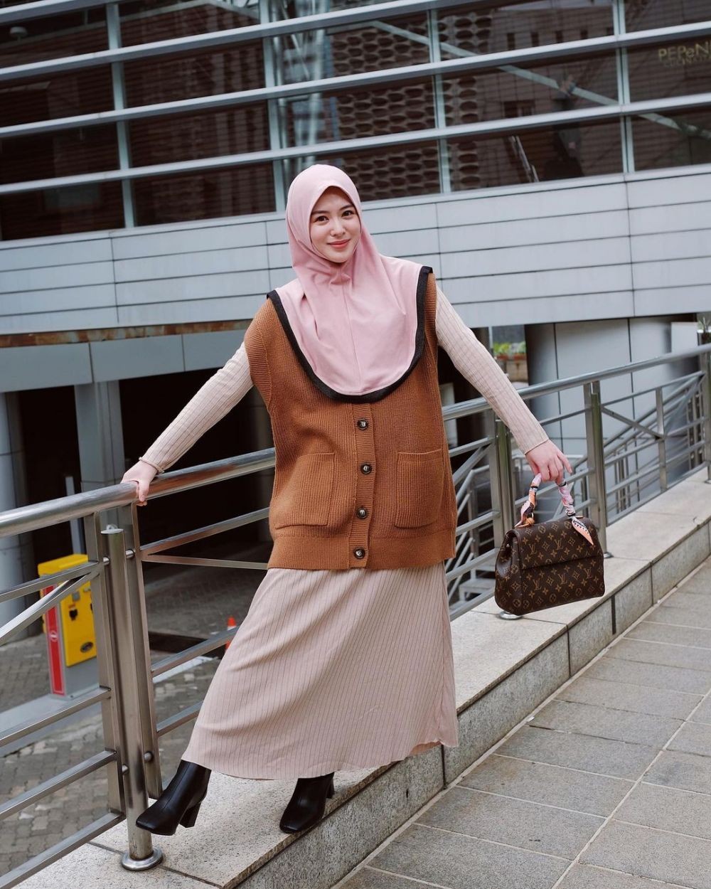 Bergaya Preppy Looks Inspirasi Padu Padan Rompi  Rajut  ala 