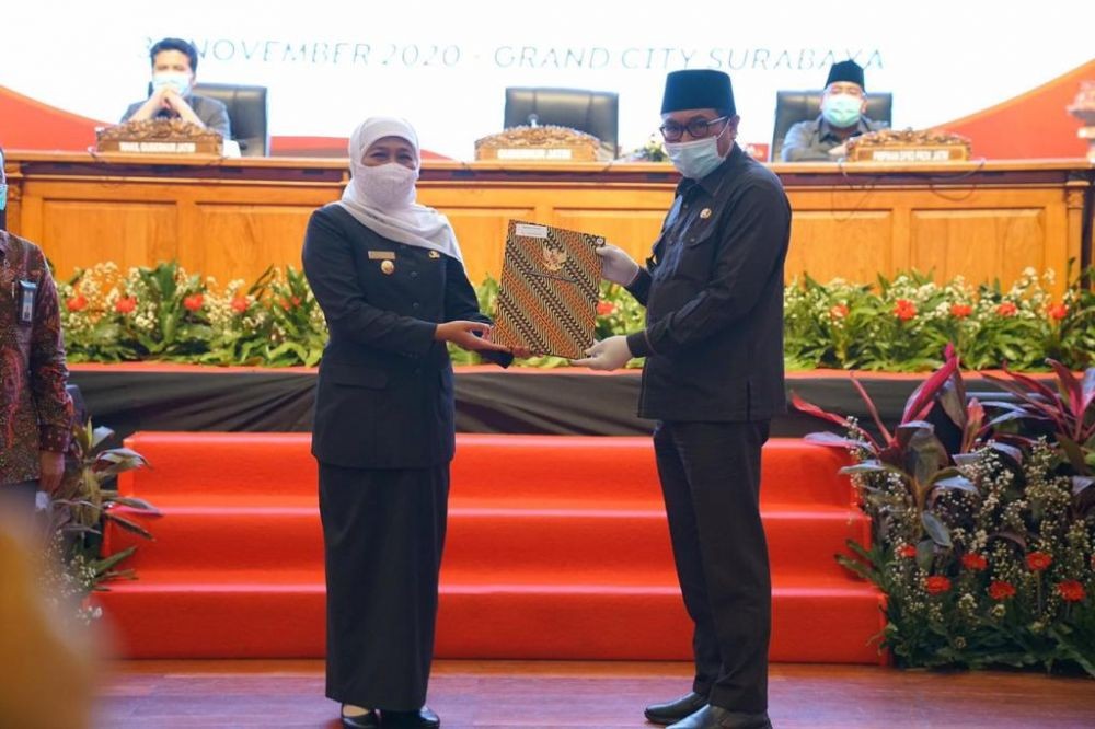 Gubernur Khofifah Serahkan DIPA dan TKDD Tahun 2021 kepada Malang
